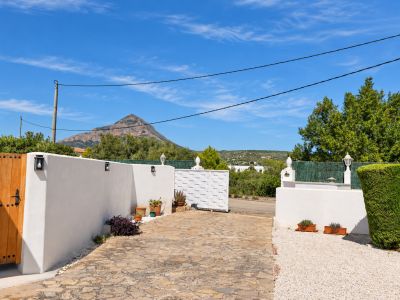 Property entrance with Montgó views