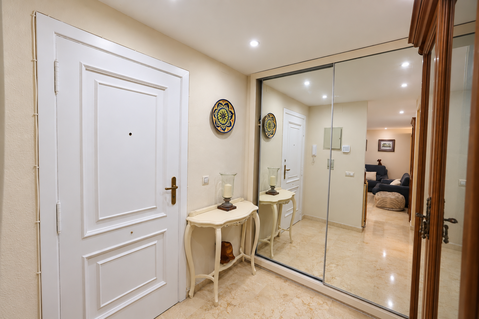 Entrance hall with built-in wardrobe