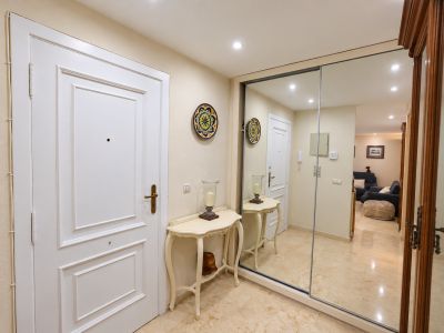 Entrance hall with built-in wardrobe