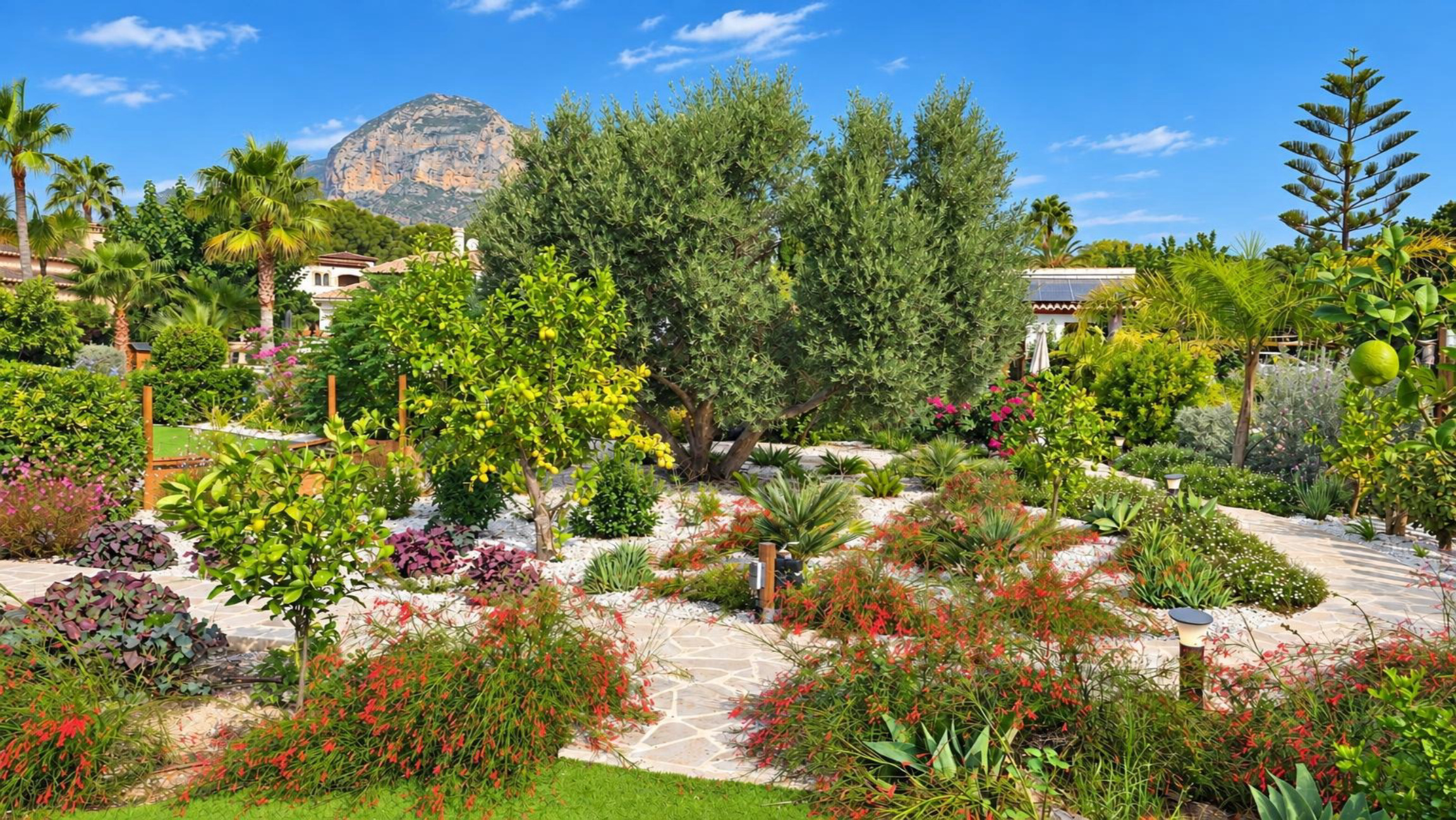 Fully refurbished villa for sale in Jávea, within walking distance of the historic centre