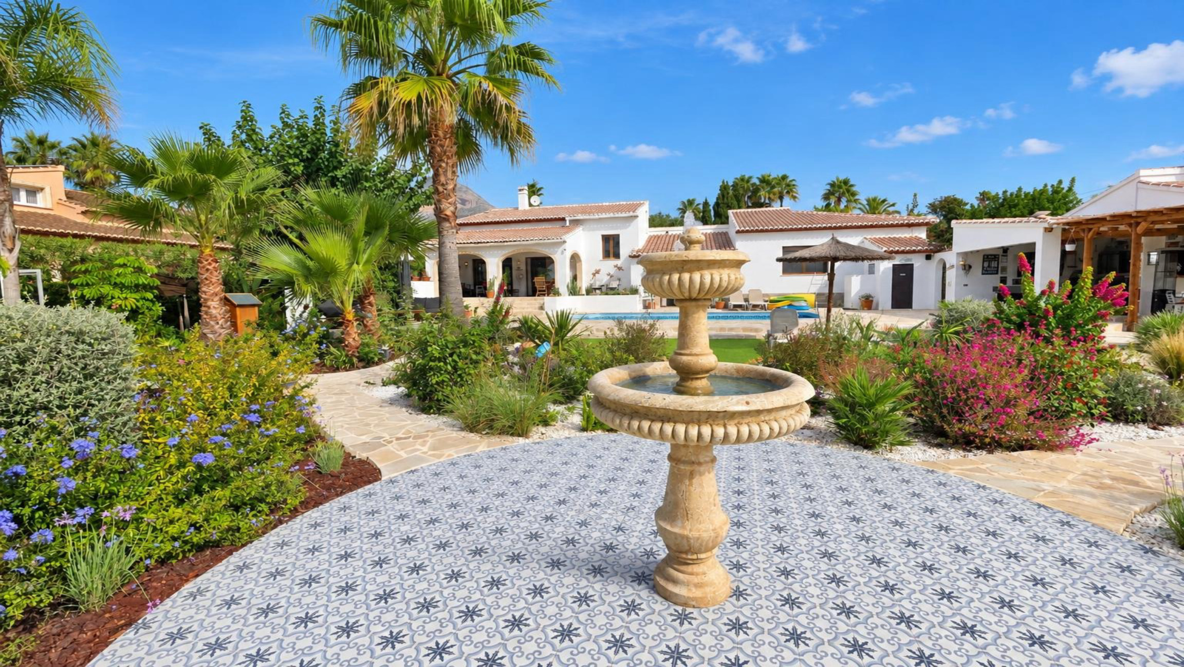 Fully refurbished villa for sale in Jávea, within walking distance of the historic centre