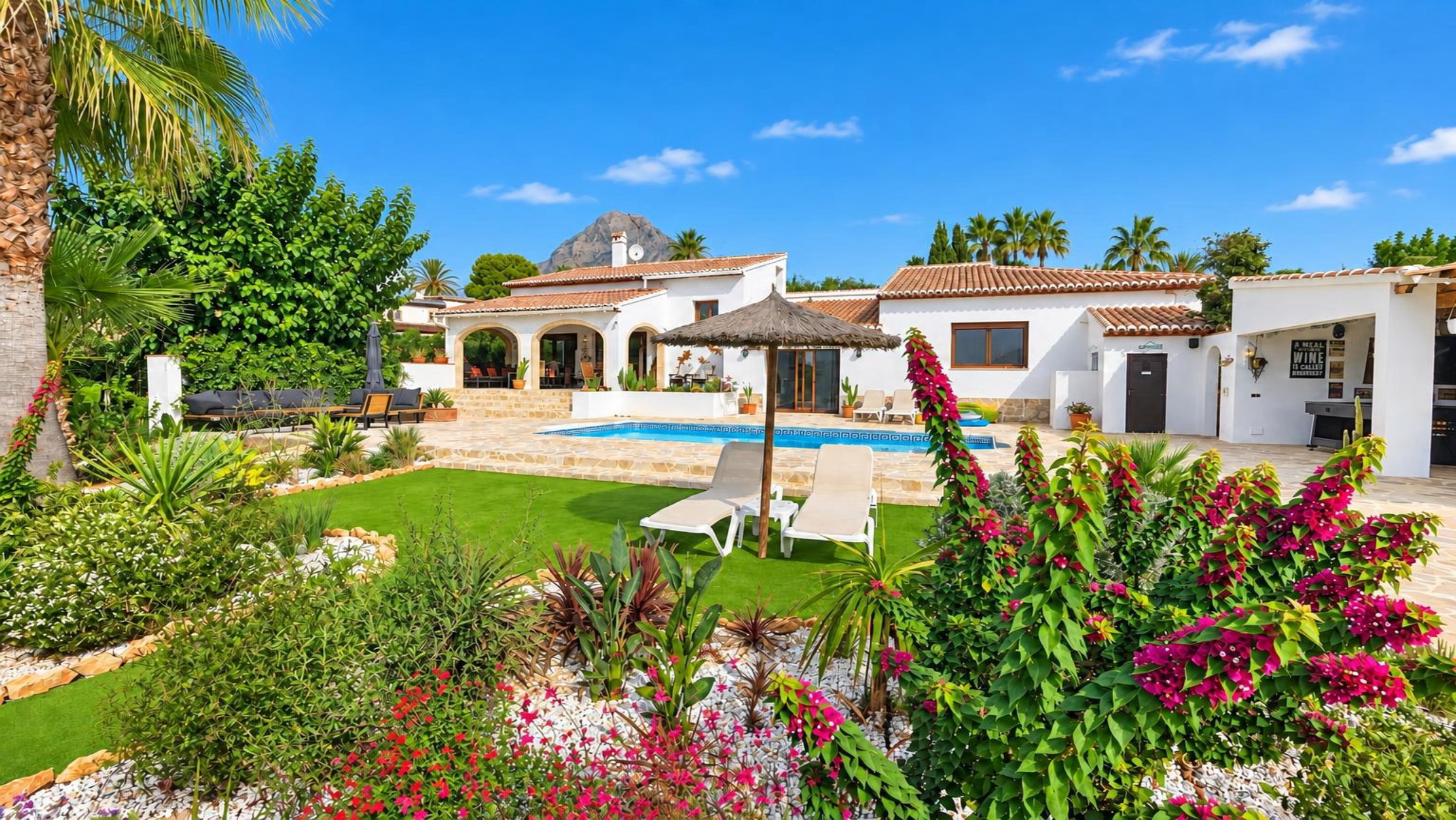 Fully refurbished villa for sale in Jávea, within walking distance of the historic centre
