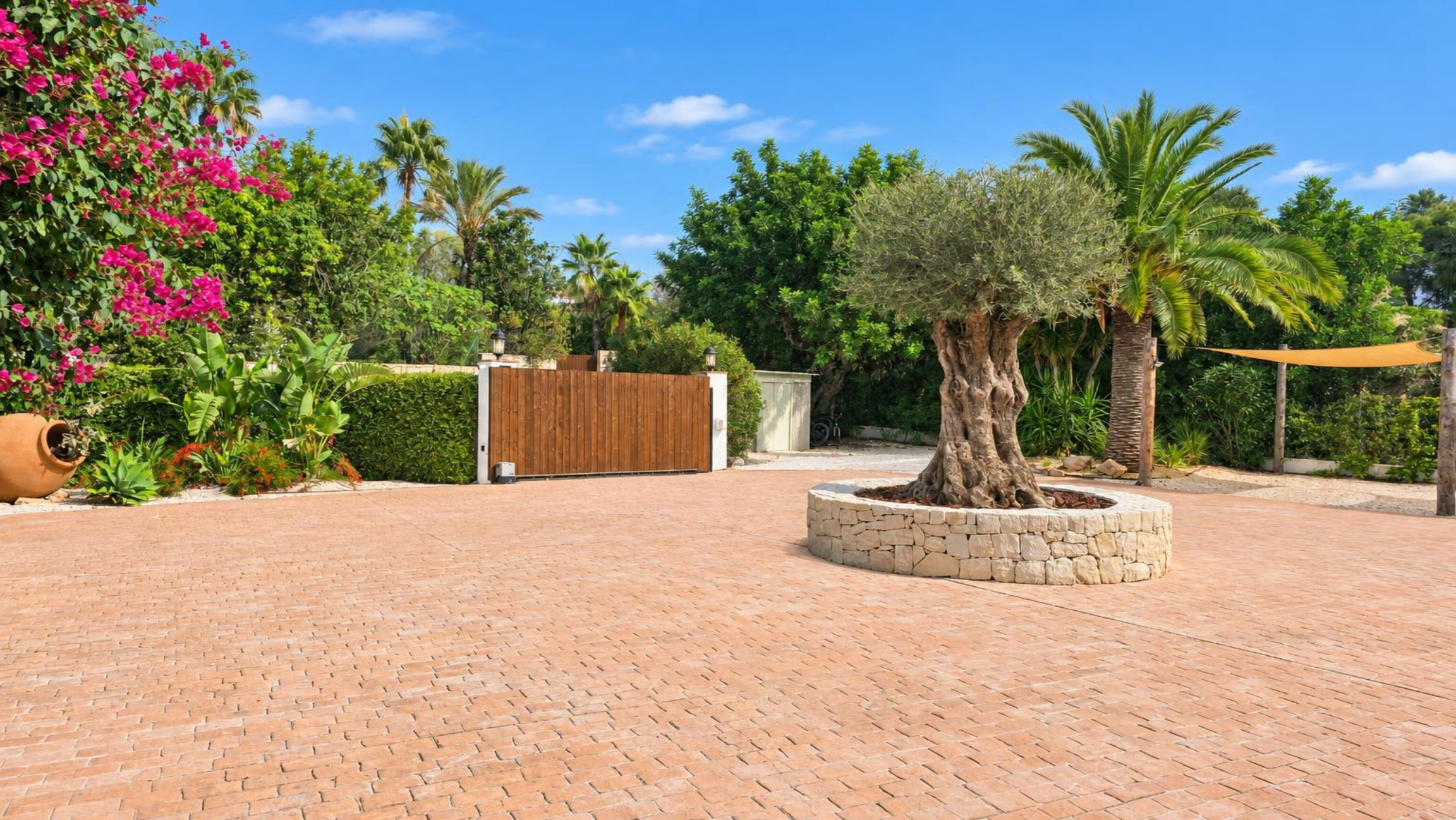 Fully refurbished villa for sale in Jávea, within walking distance of the historic centre