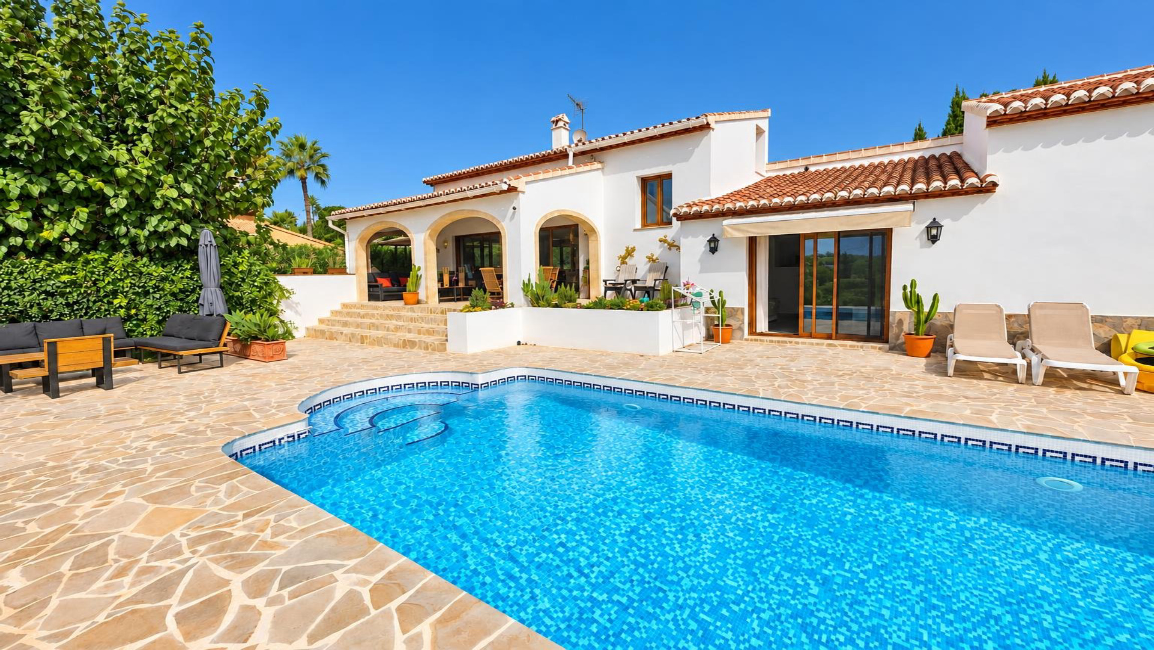 Fully refurbished villa for sale in Jávea, within walking distance of the historic centre