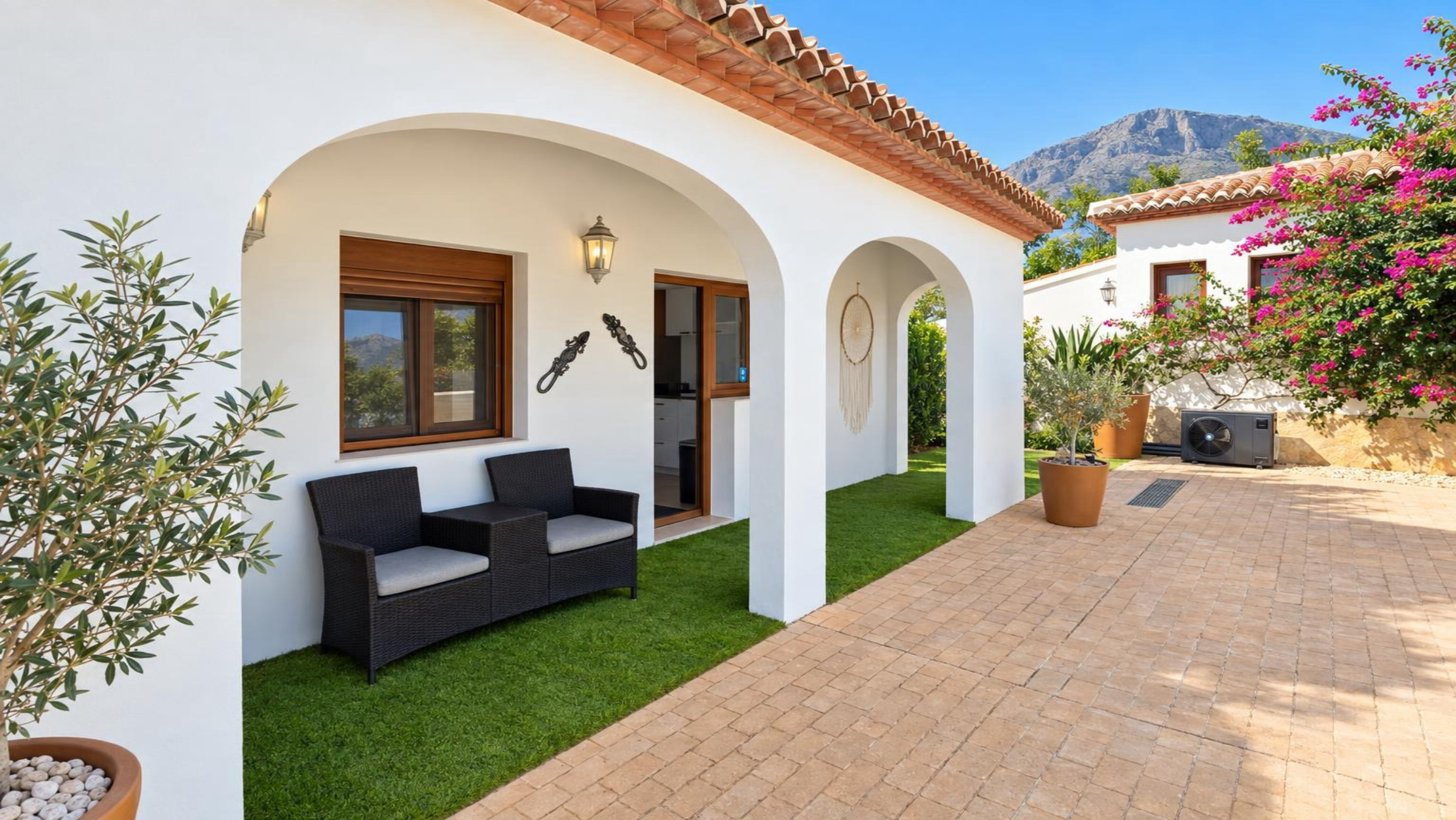 Fully refurbished villa for sale in Jávea, within walking distance of the historic centre