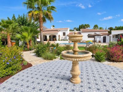 Fully refurbished villa for sale in Jávea, within walking distance of the historic centre
