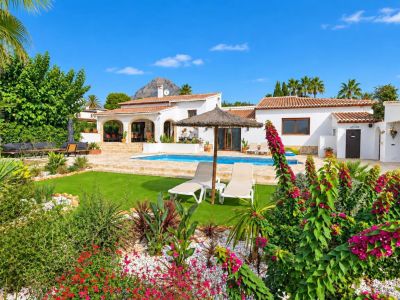 Fully refurbished villa for sale in Jávea, within walking distance of the historic centre