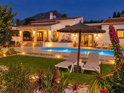 Fully refurbished villa for sale in Jávea, within walking distance of the historic centre