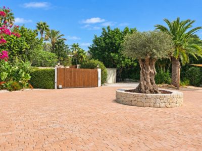 Fully refurbished villa for sale in Jávea, within walking distance of the historic centre