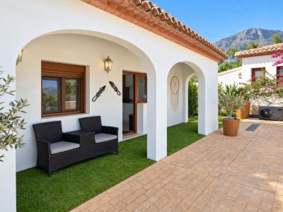 Fully refurbished villa for sale in Jávea, within walking distance of the historic centre