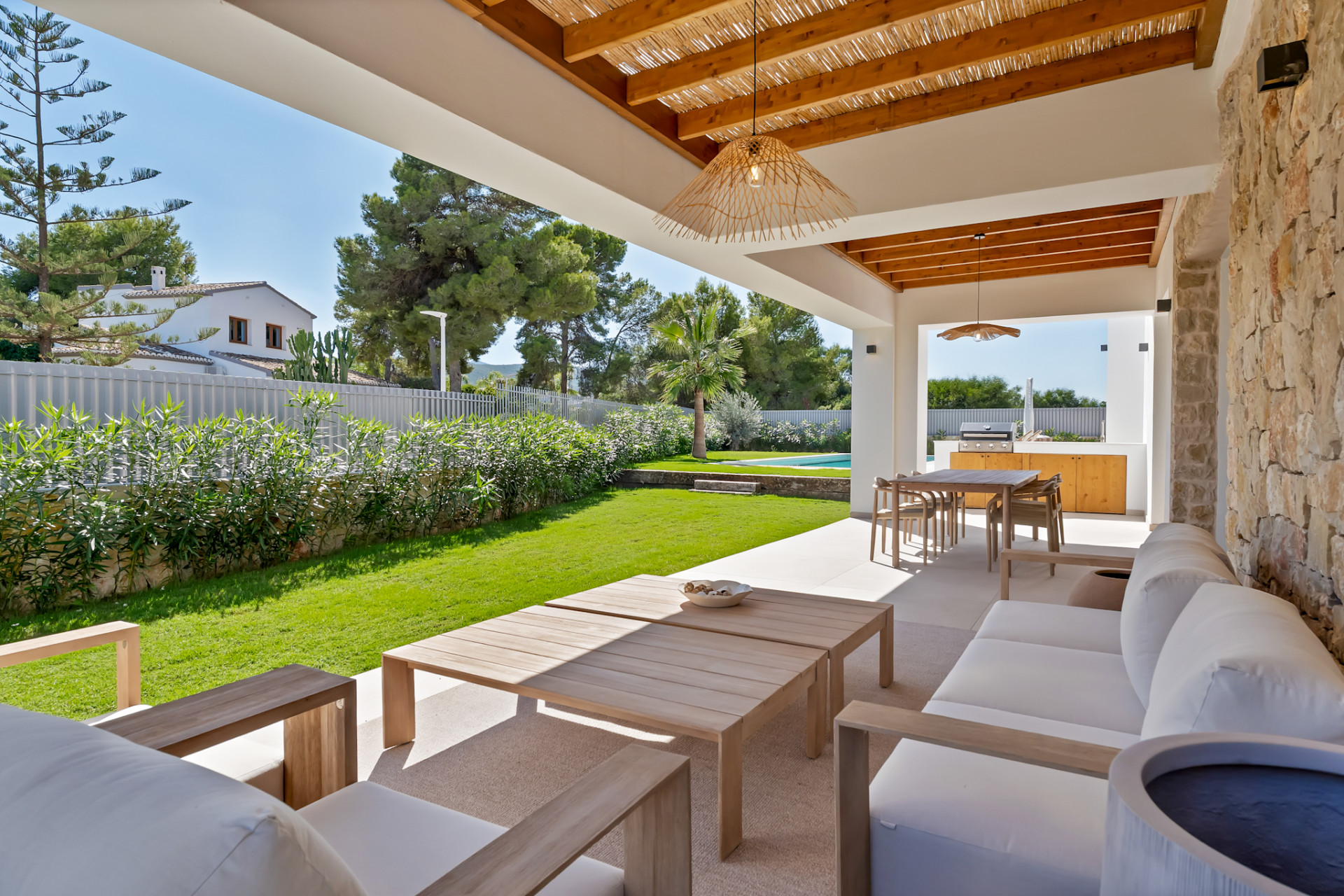 Covered terrace and garden