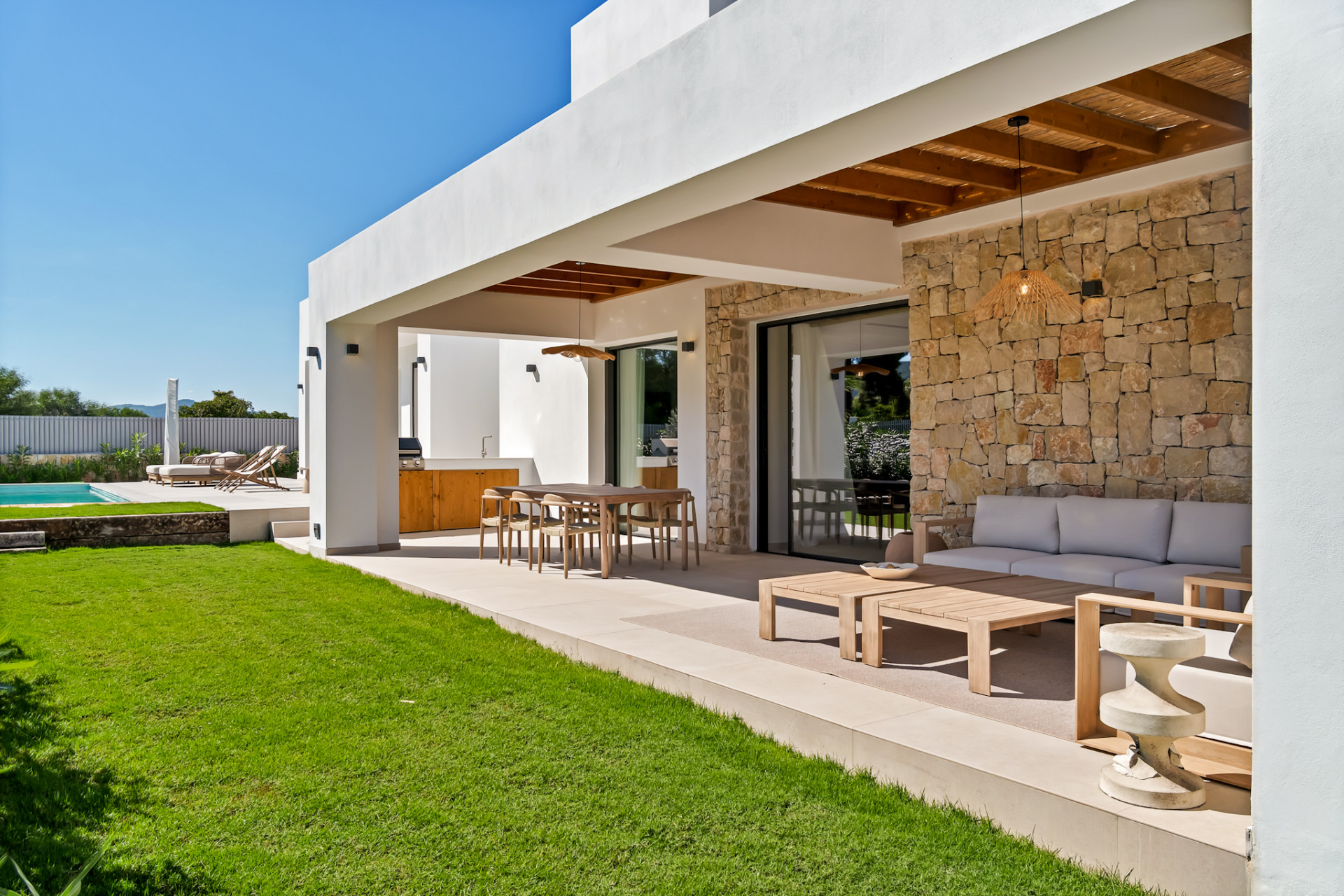 Covered terrace and garden