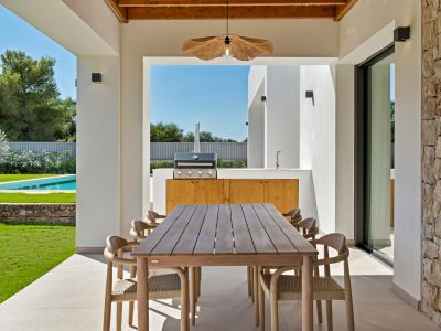 Covered terrace with outdoor kitchen