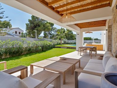 Covered terrace and garden