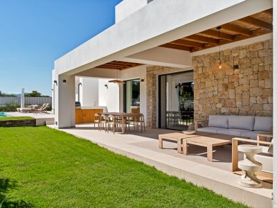 Covered terrace and garden