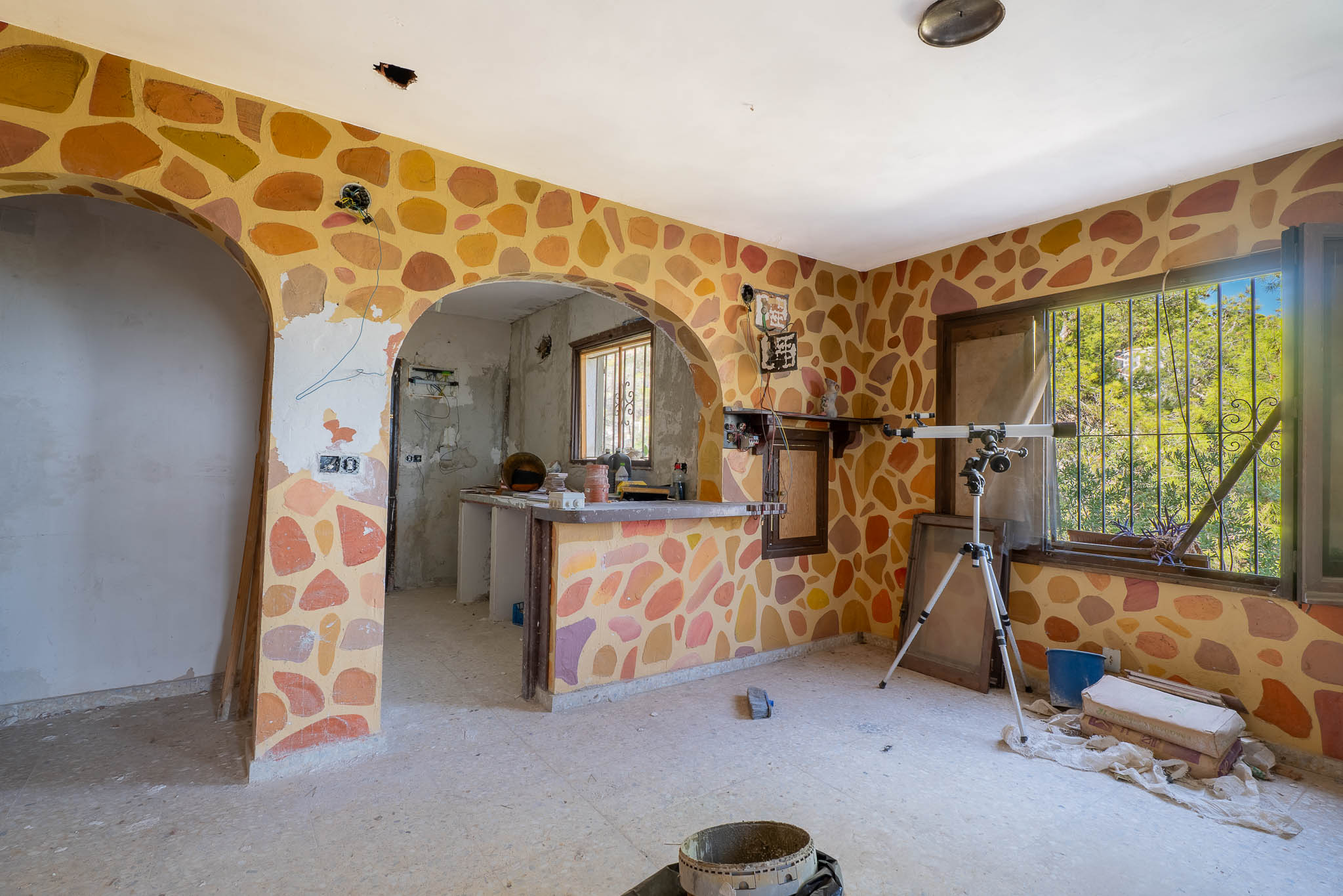Living room and kitchen to renovate