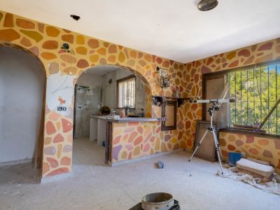 Living room and kitchen to renovate