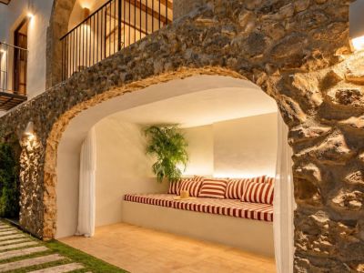 Covered outdoor porch
