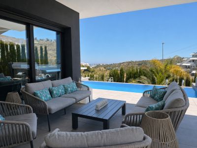 Covered terrace and pool