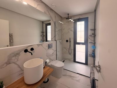 En-suite bathroom with shower