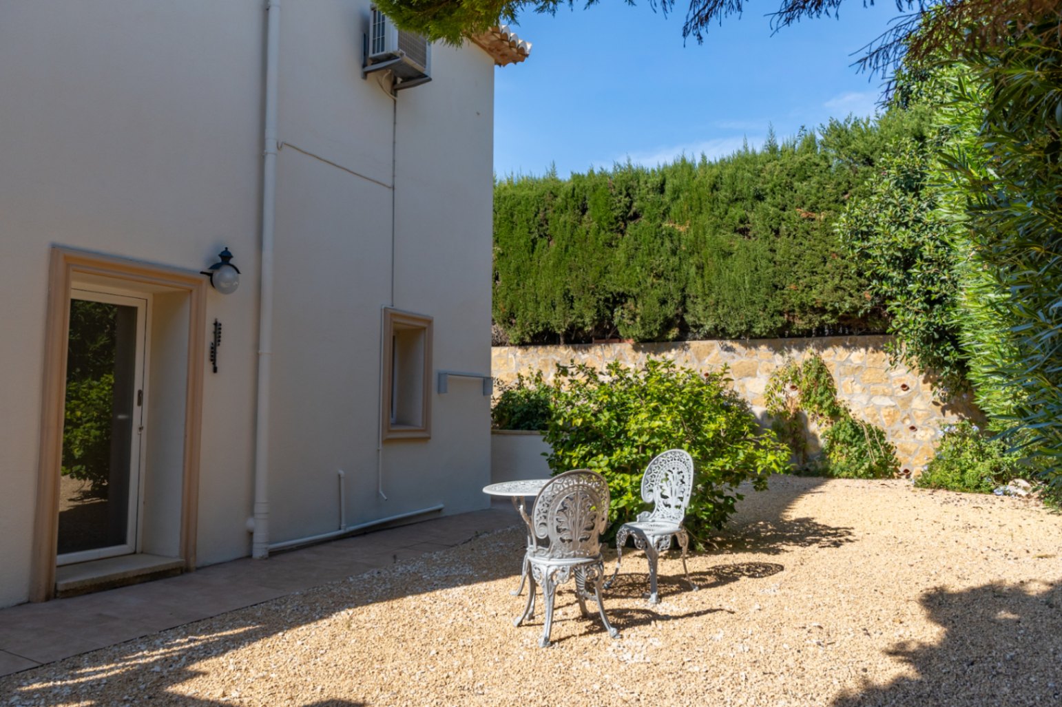 Garden and outdoor area