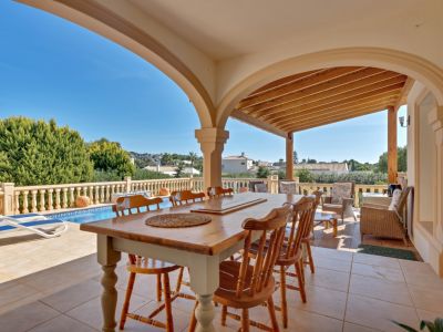 Covered terrace and swimming pool