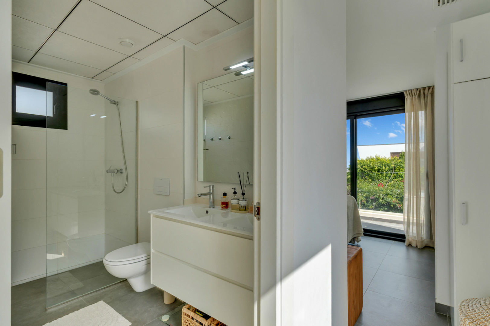 En-suite bathroom