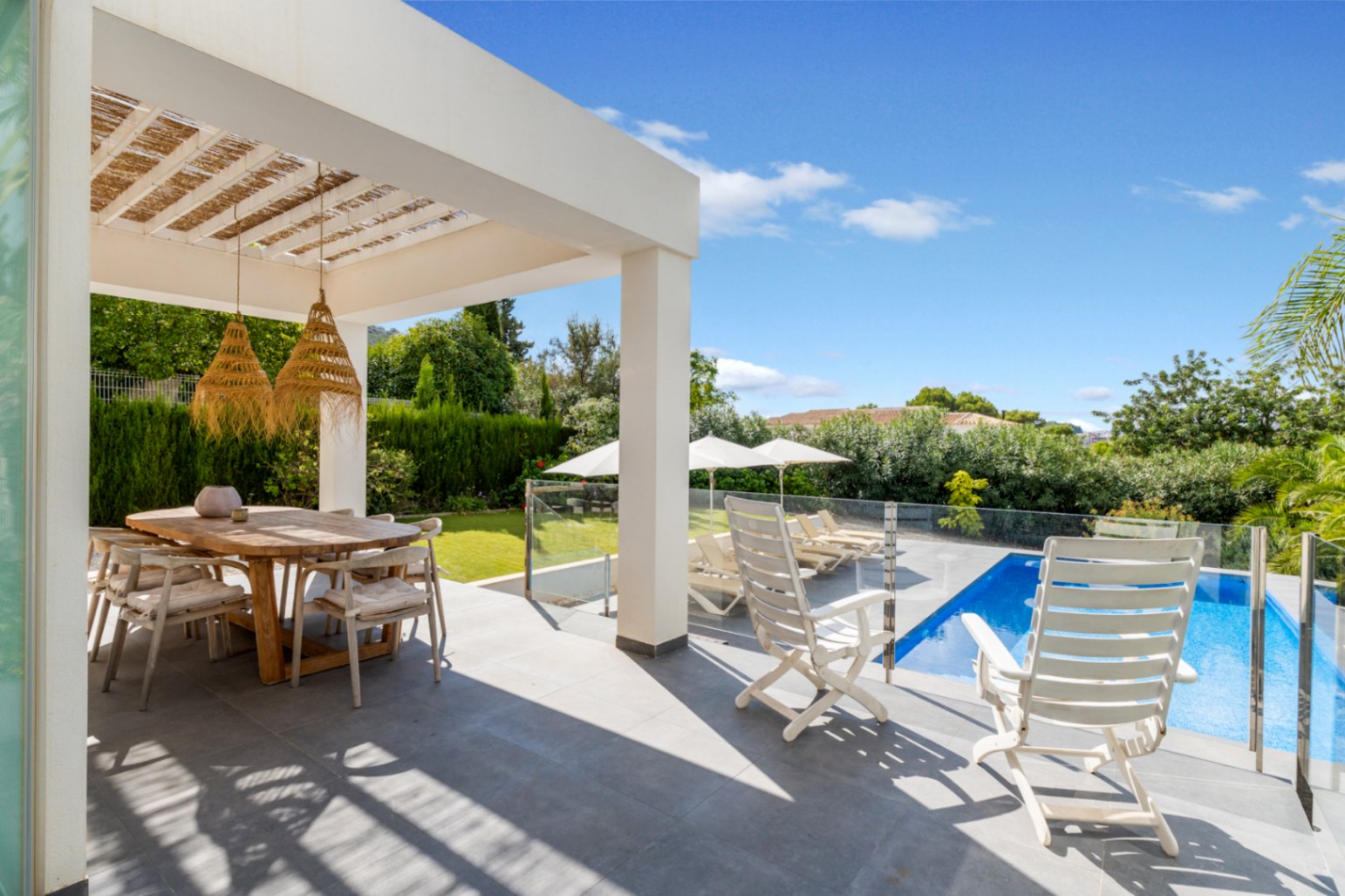 Covered terrace and swimming pool