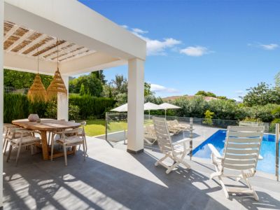 Covered terrace and swimming pool
