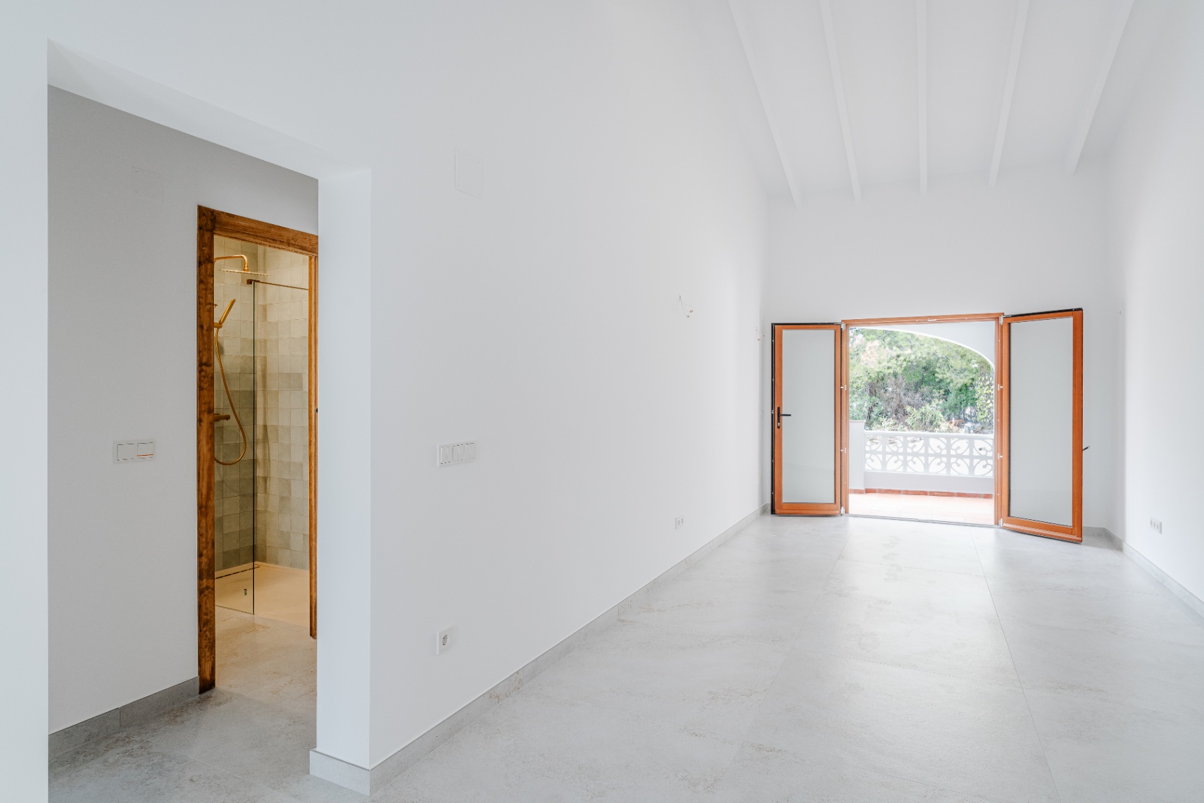 Bedroom with terrace access