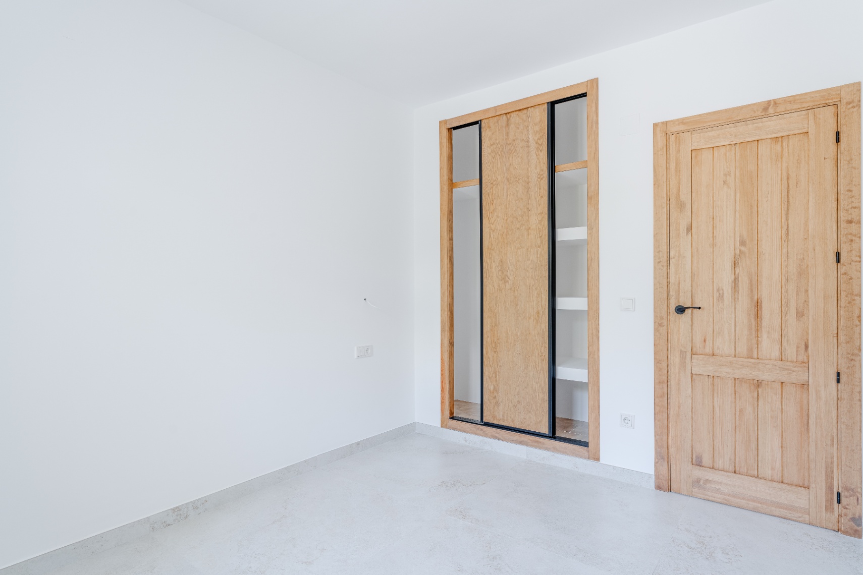 Bedroom with built-in wardrobe
