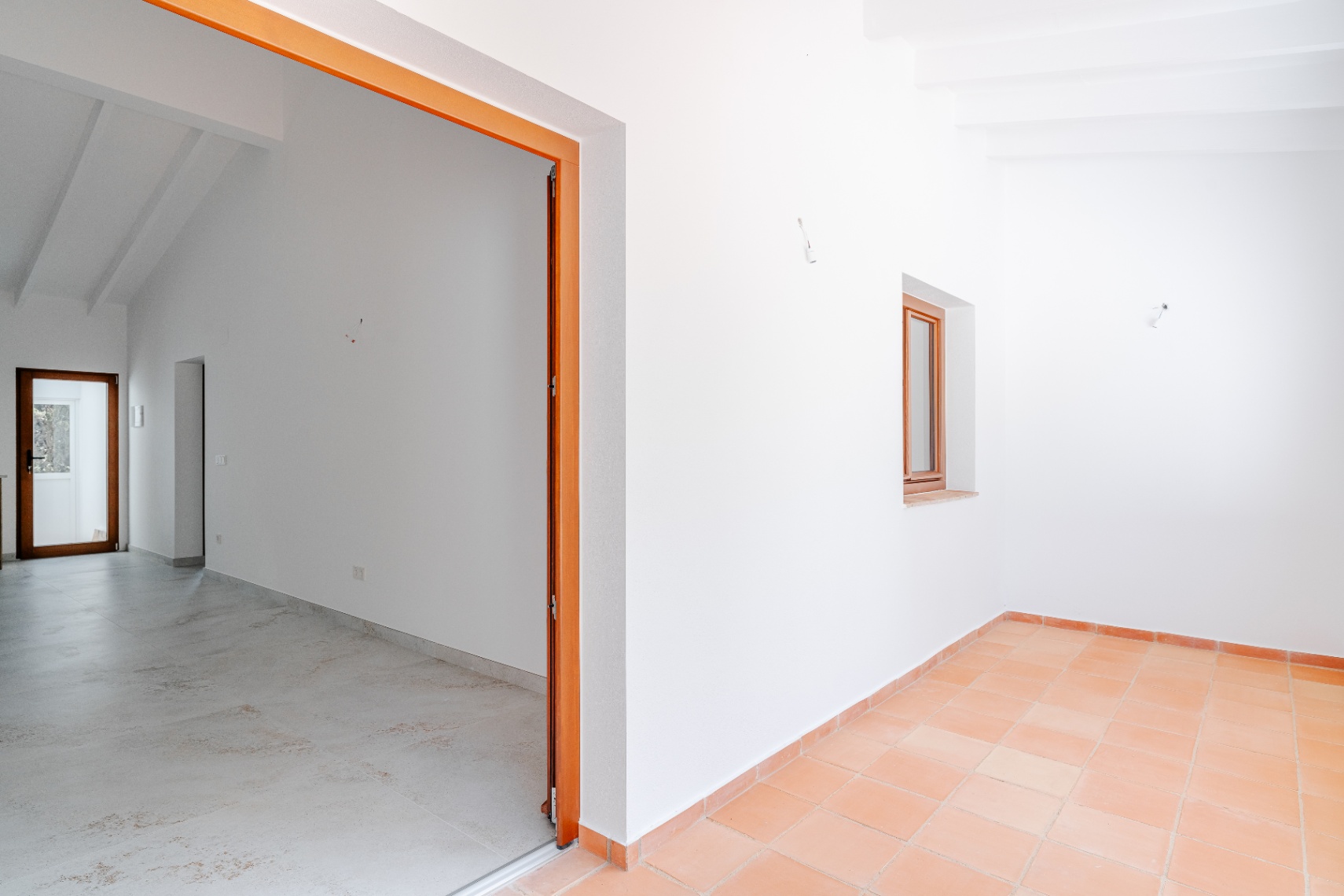 Covered terrace and interior access