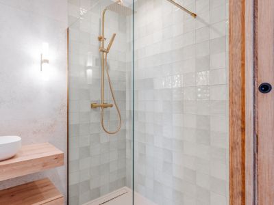 Bathroom shower