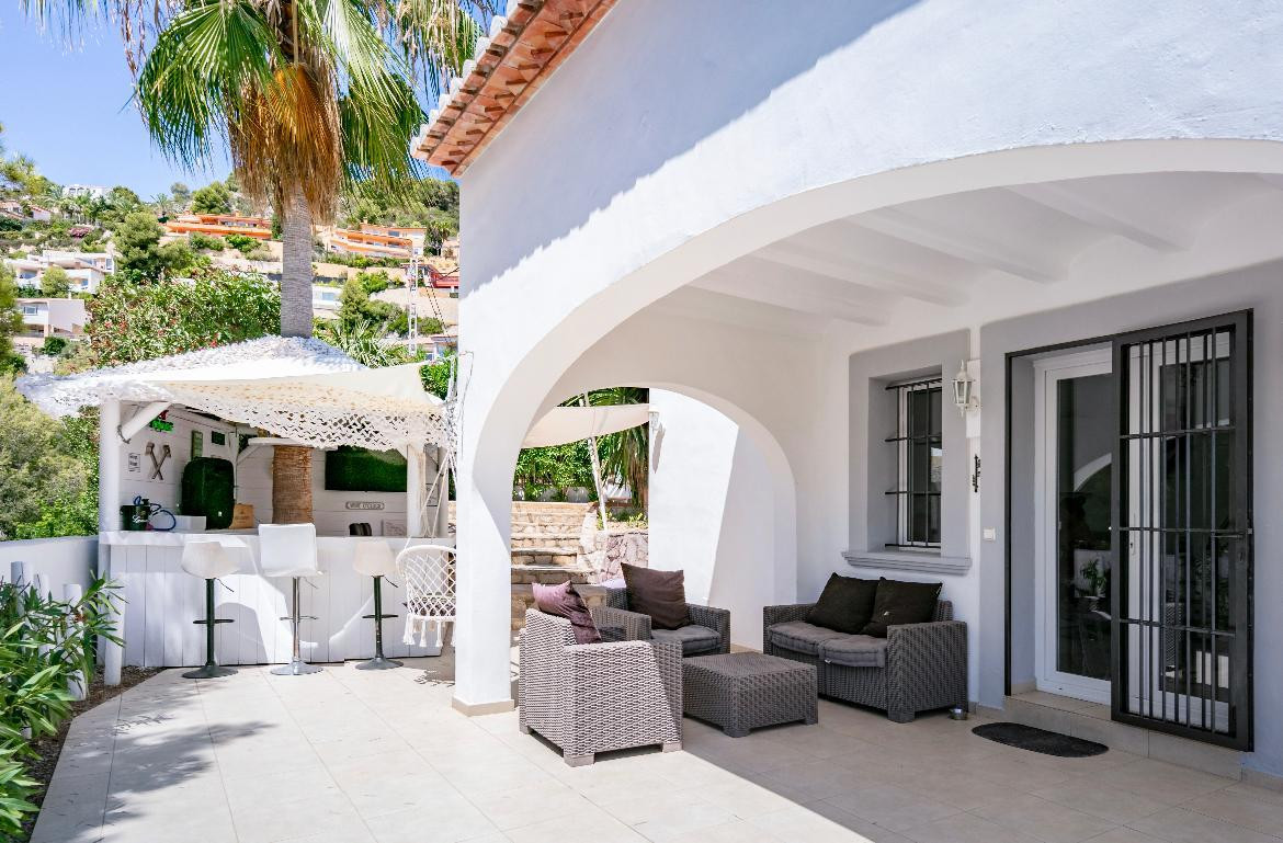 Covered terrace and outdoor bar