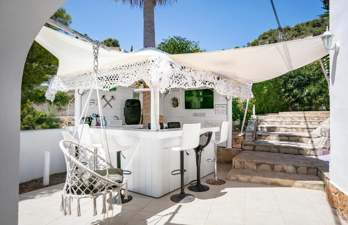 Outdoor bar