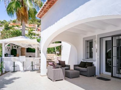 Covered terrace and outdoor bar