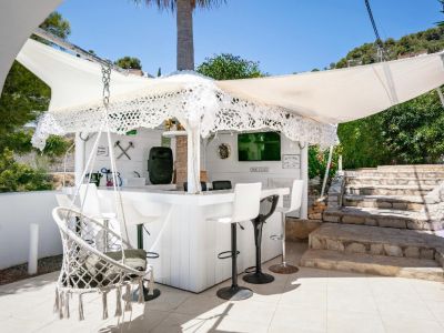 Outdoor bar