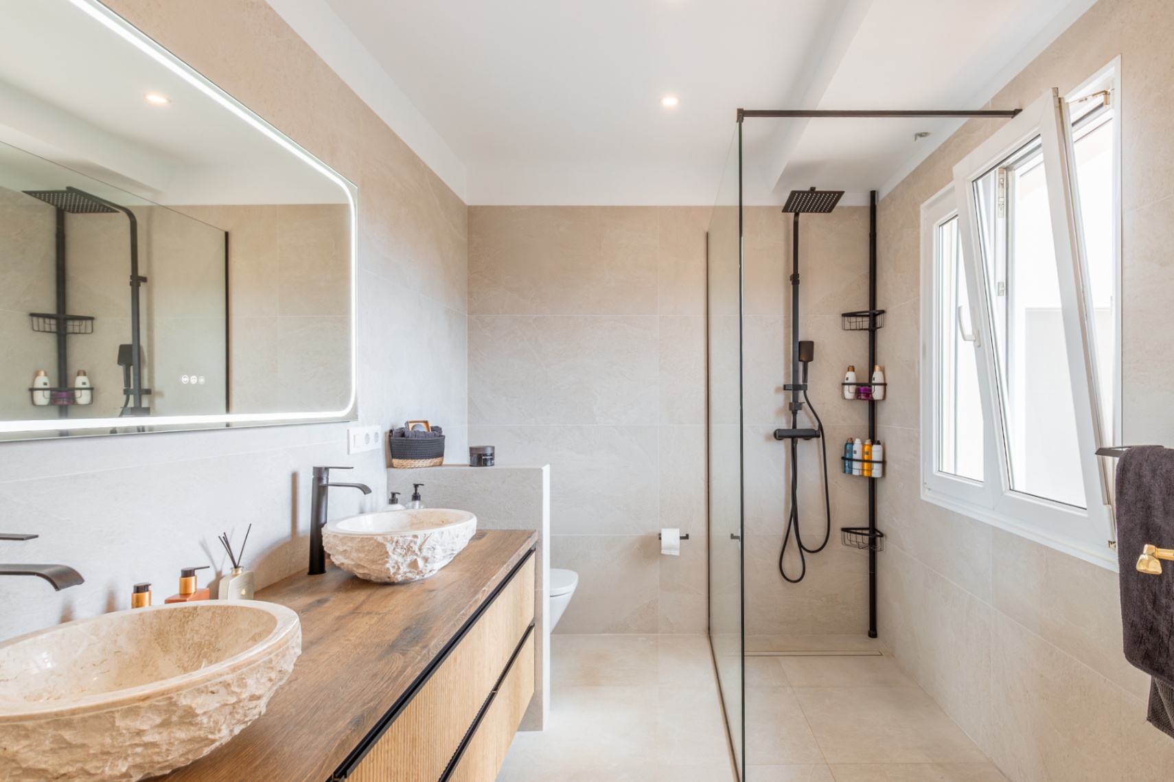En-suite master bathroom
