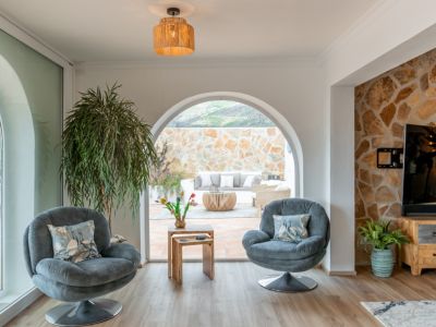 Living room with arched window
