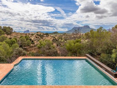 Swimming pool with sea views