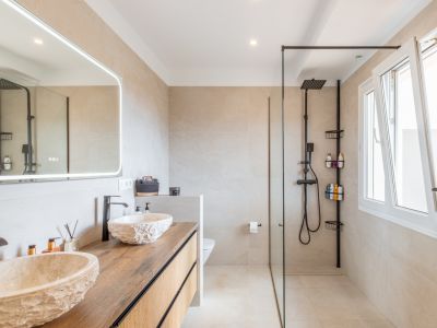 En-suite master bathroom