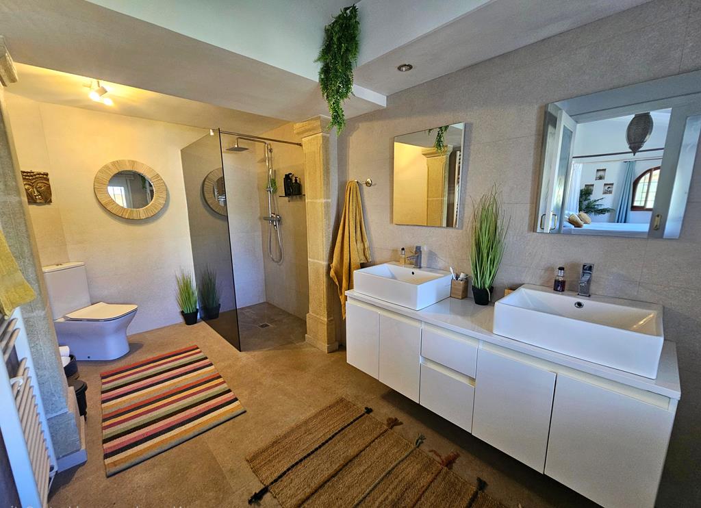 En-suite bathroom with shower