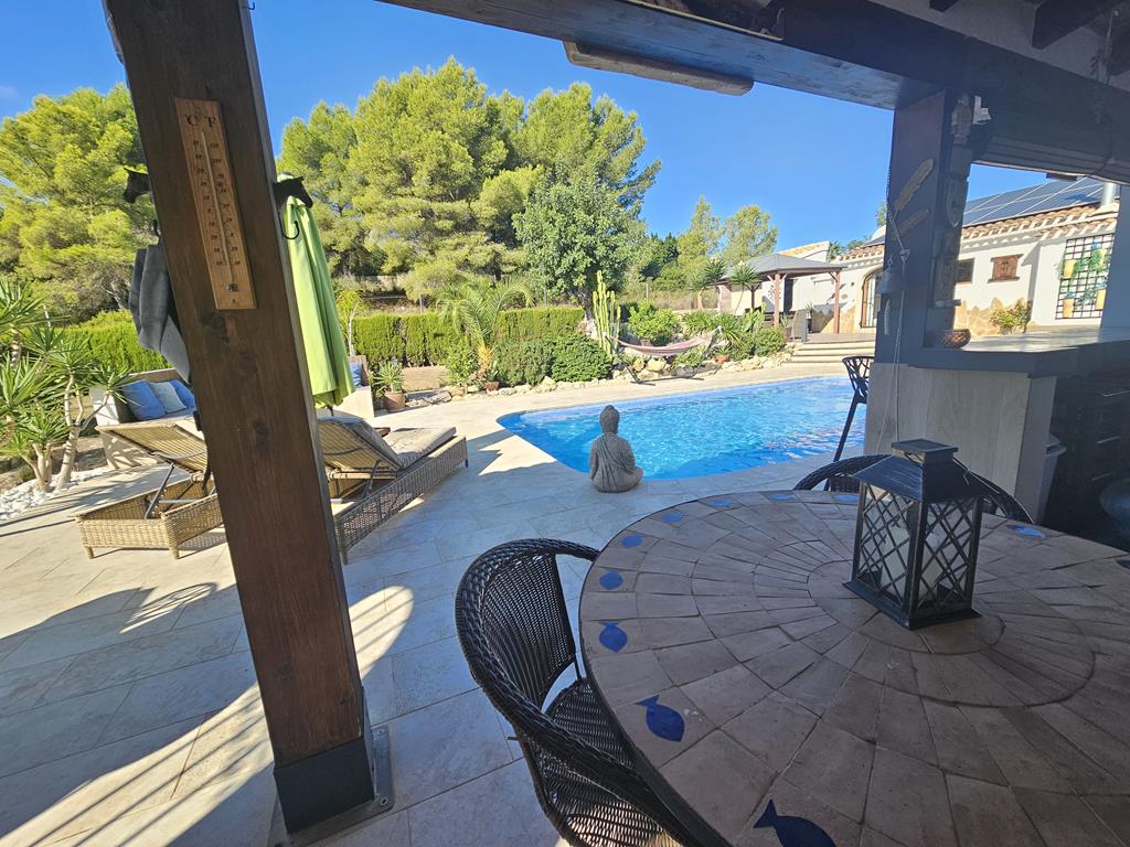 Covered terrace and swimming pool