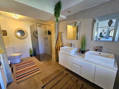 En-suite bathroom with shower