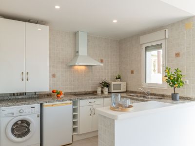 Open kitchen with breakfast bar