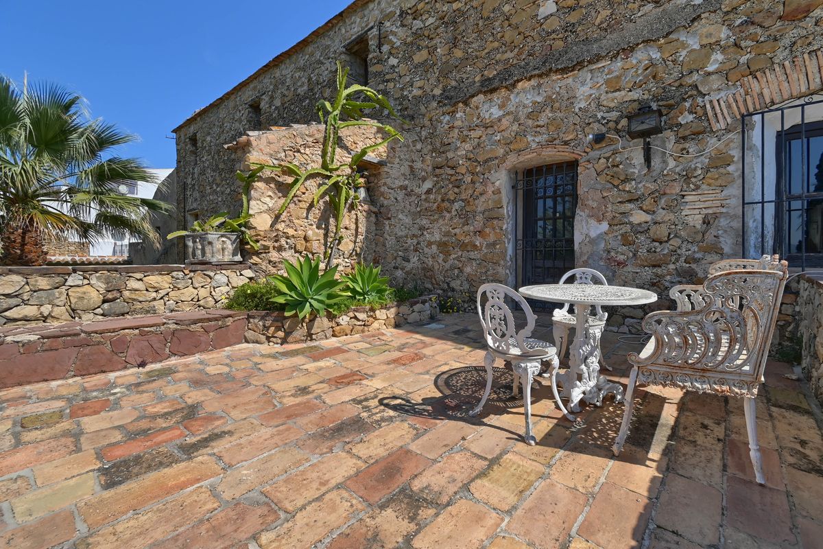 Historic finca in the heart of Jesús Pobre with pool and Montgó views