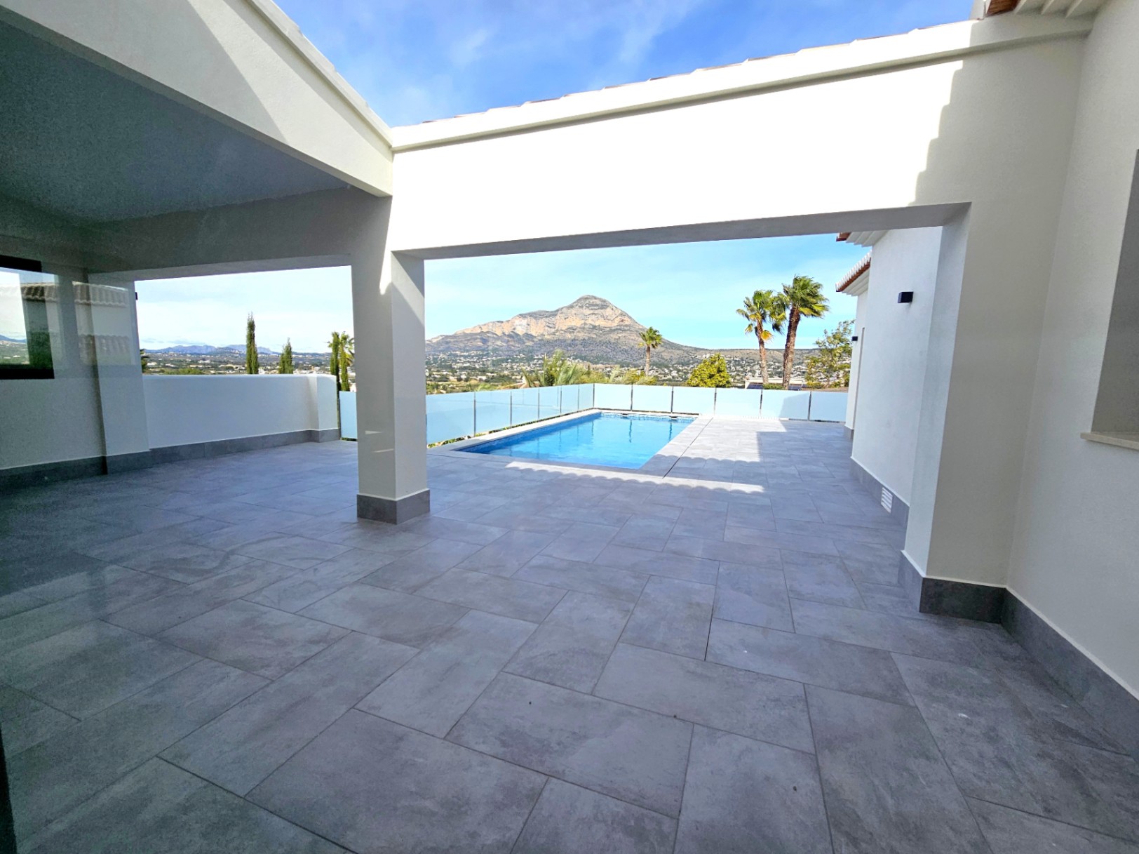Contemporary villa in Jávea with Montgó views
