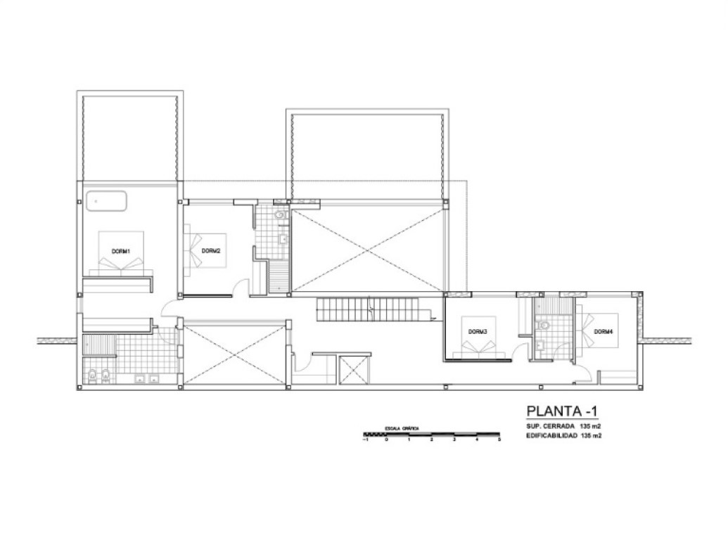 Detailed floor plan of the upper level illustrating the layout of four bedrooms, bathrooms, and staircase, covering a closed area of 135 m2.