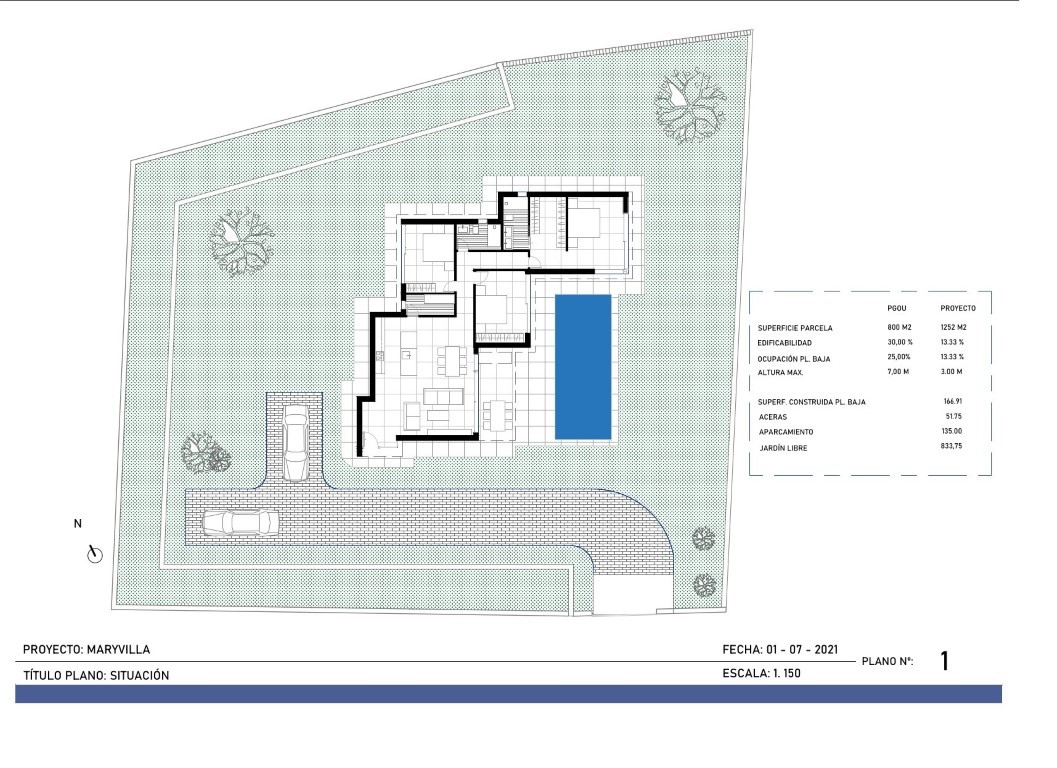 Detailed site plan illustrating the villa's footprint, private pool, and driveway layout on the 1,252 m² plot.