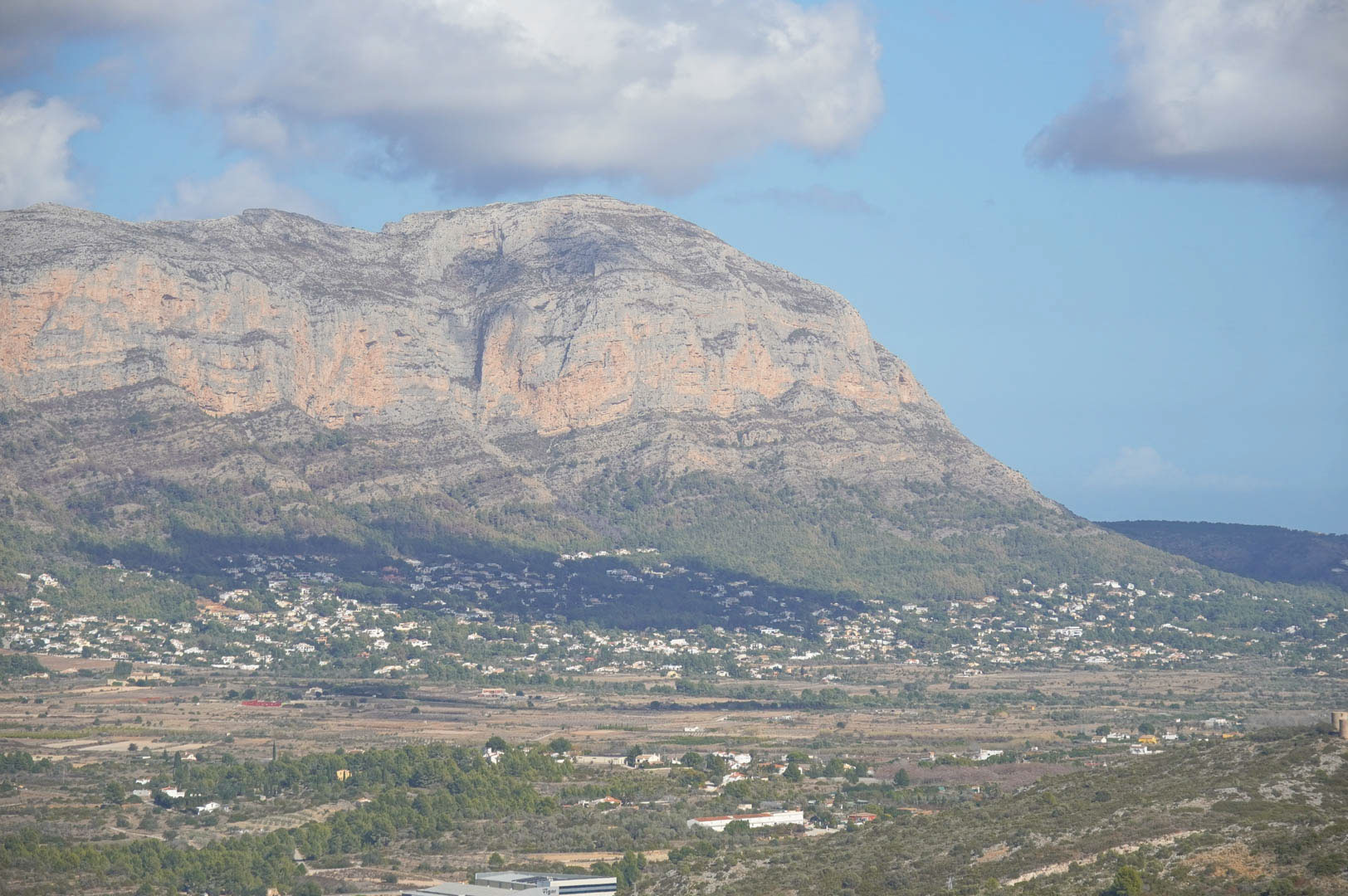 Clear panoramic views of the Montgó mountain range and the surrounding valley from the property's elevated position in La Sella.